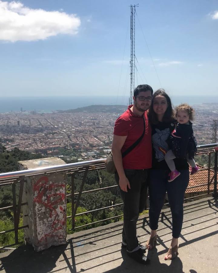 Une famille sur un belvédère dominant Barcelone