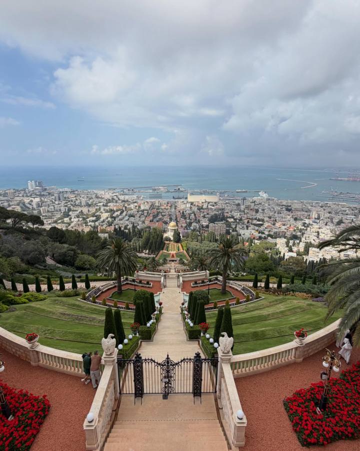 Les jardins de Bahá'í surplombant la baie de Haïfa