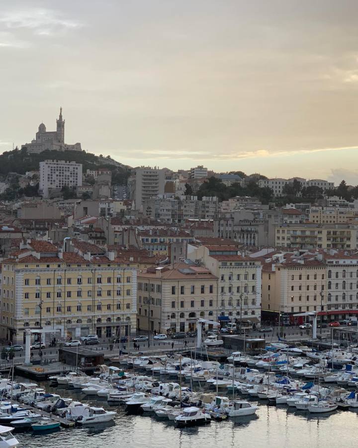 Le Vieux-Port de Marseille et Notre-Dame-de-la-Garde au coucher du soleil